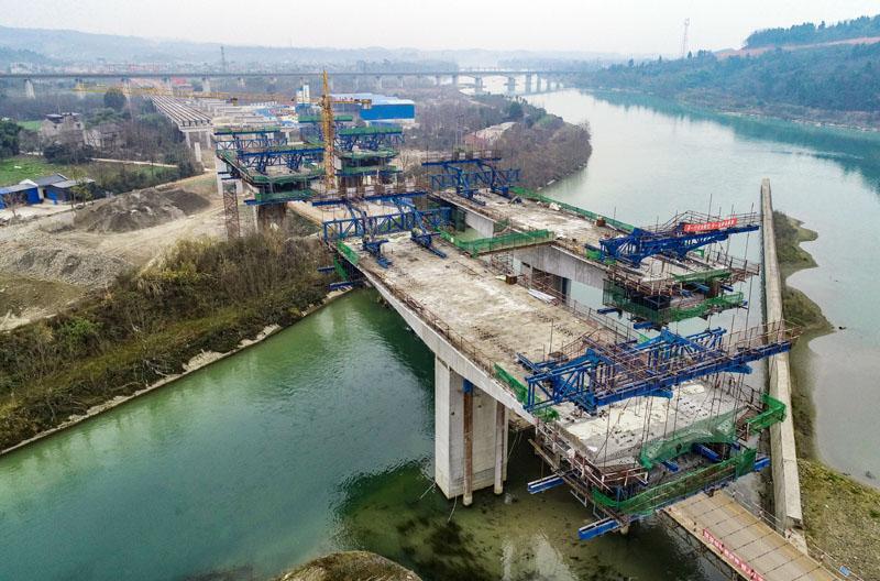 2020年1月17日，建设中的九绵高速江油涪江特大桥（蒲滔 摄）